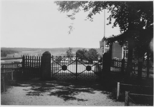 Vanha kuva, jossa on metallinen portti.
