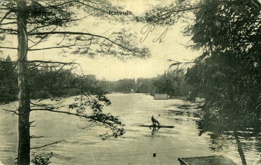 Vanha kuva joesta, jota mies ylittää lautalla kädessään mela..