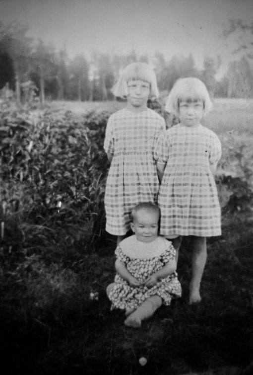 Vanha valokuva, jossa on kolme lasta.